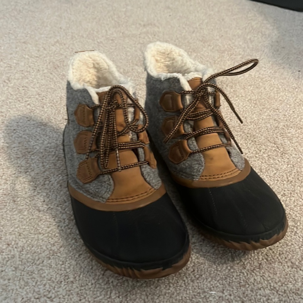 Sorel black/grey/tan Sherpa lined boots